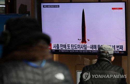 문재인 대통령이 30일 북한이 중거리 탄도미사일을 발사한 것은 유엔 안보리 결의 위배라고 밝혔다. 연합뉴스